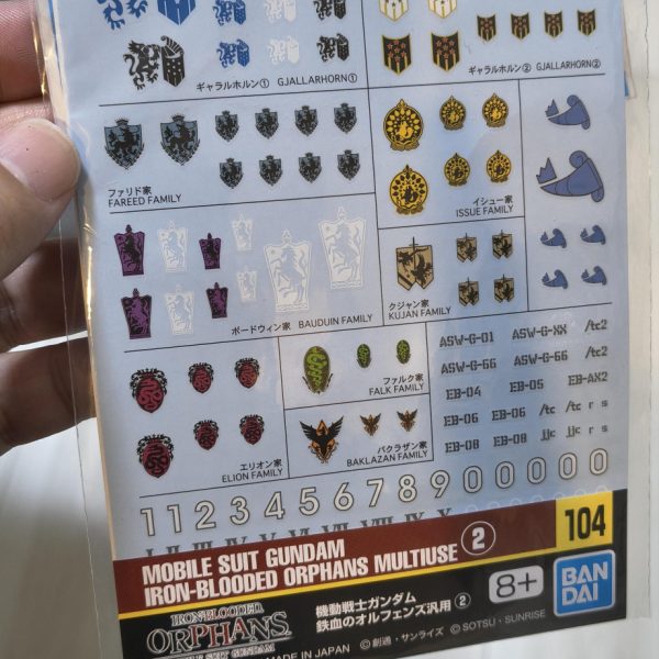 イオク様リッター大体出来てきました。細部とスミイレと軽く汚して本体こんなもんかな。胴体肩側の装甲はやはりダークイエローにしました。そんなところで、野暮用ついでに寄ったところで鉄血デカールを80円で手に入れてしまったので、折角なのでもう少し手を加えたいと思います。（4枚目）