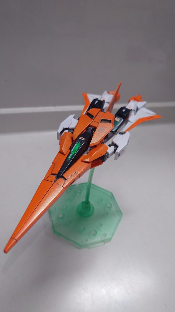 飛行形態に変形！特に脚部の羽根がキレイにまとまってかっこいいです(gundam-kao6)機首部にGNバルカンがあるらしいです