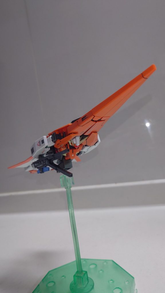 GNツインビームライフルのギミック飛行形態時地上の敵機を攻撃できるようになってます(gundam-kao3)