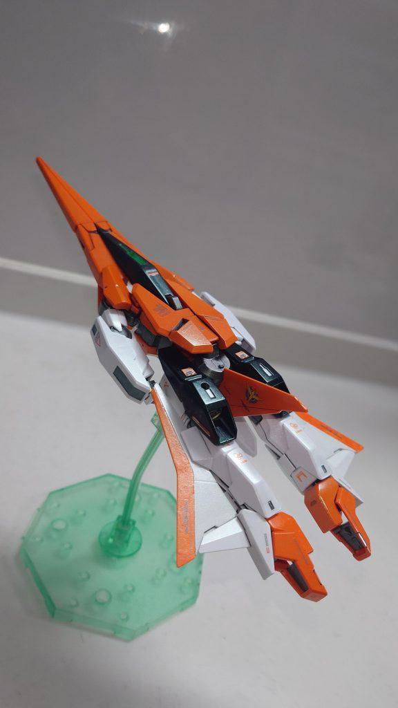 後ろから変形時の垂直翼にソレスタルビーイングのエンブレムが見えるように調整して貼りました(gundam-kao6)