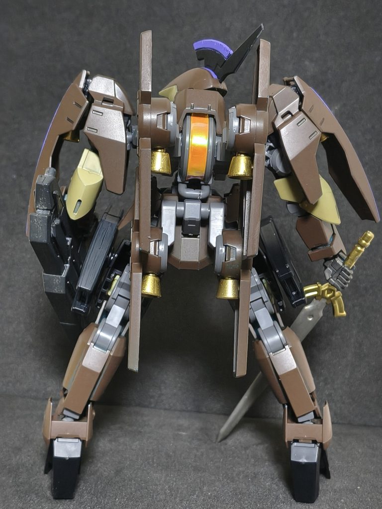 背面も同様。アクセントでバーニアにゴールドを使用。画像ではほぼ見えませんが、肩の内部のバーニアも同様です。最終回で装備していたグレイズ用バックパックを持っていた筈なのですが、紛失。仮で4枚羽にしてますがとうしよう。腿スラスターやアンダーハングのレールガンでバランスが下がりすぎてる気がするので背中2枚の方がバランス良いかなぁ。