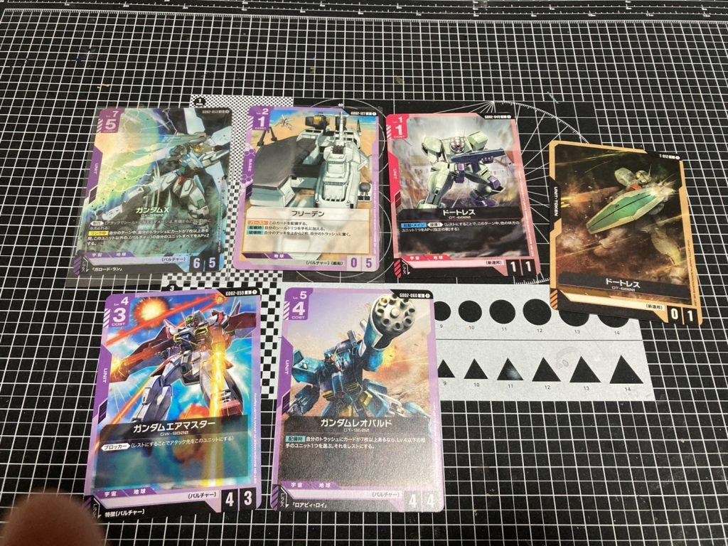 作品名：パテさんに自慢する！<p>ガンダムのカードゲーム、ルールすら全く知らないけど絵柄を集めるために買ってみてます。かっこいいのが多い！パテさん見よ！好物ばかりですよ！笑</p>
