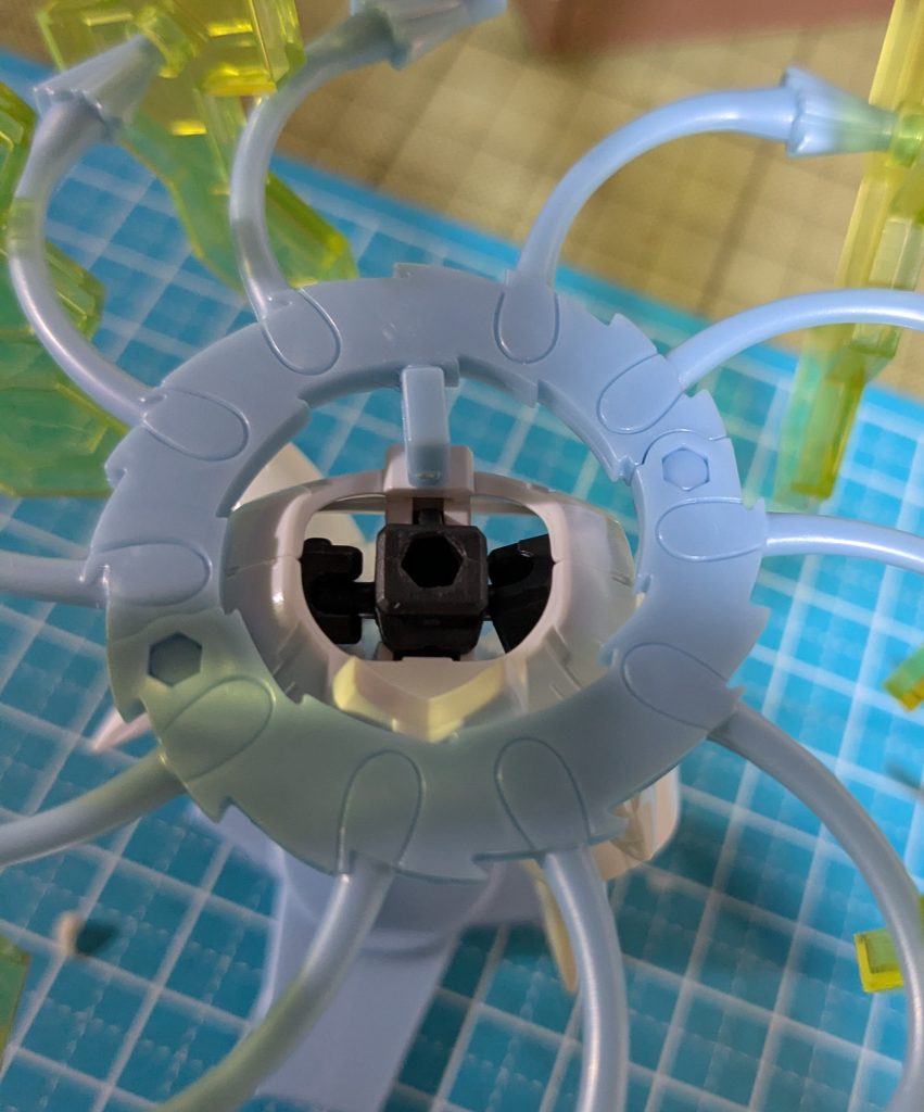 単に胴体の間に挟み込んでいます