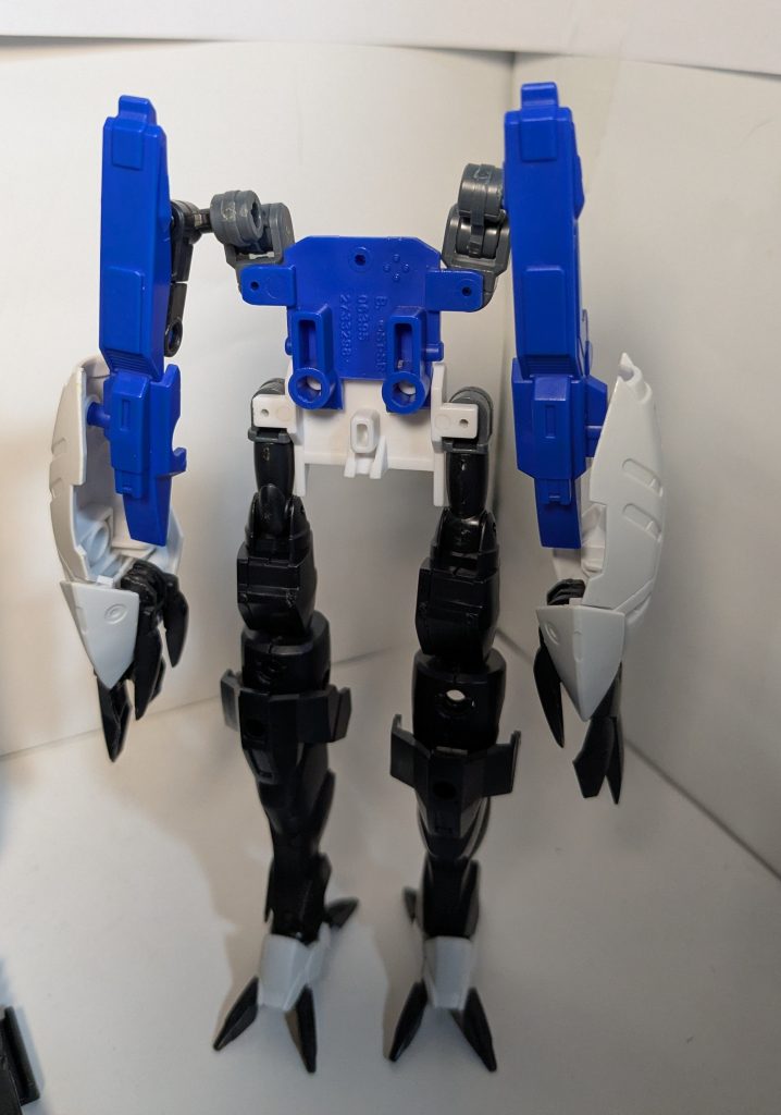 Gディフェンサーをもとにメカニカルユニットのパーツを手足に見立てています。