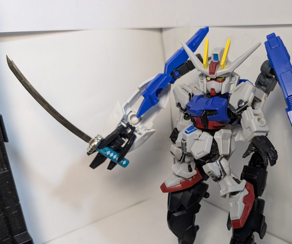 メカニカルユニットに武器を持たせてみます。