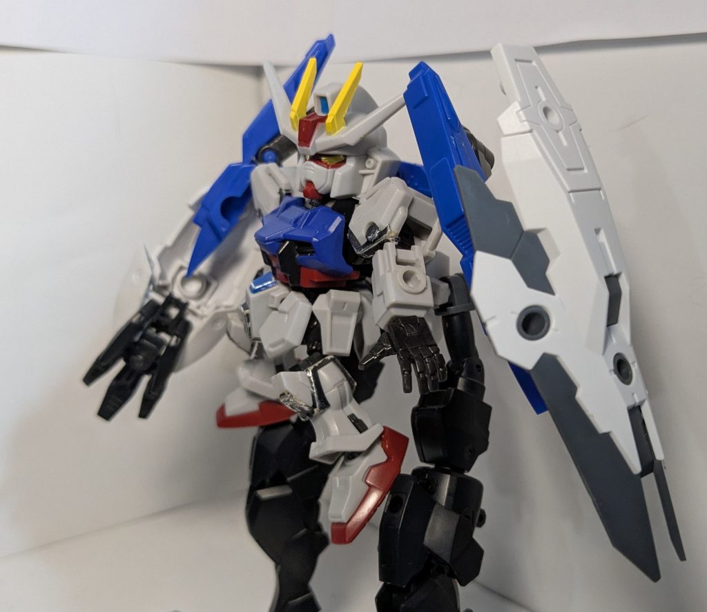 武器の換装も出来、左手をシールドにしています。