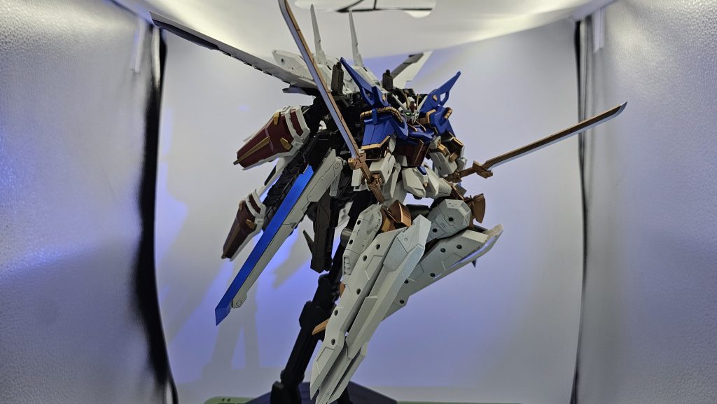 改めまして紹介。ストライクガンダムを宇宙戦闘特化の機体としてカスタムしたものです。機体本体には武装としてビームブーメラン二刀、ビームシールド兼用のアンカーユニット2基、脚部対物理装甲付属のビームキャノン。機動力は脚部に集中、膝の両サイドにスラスター、後部に大型スラスターを装備。一応バッテリー機です。 