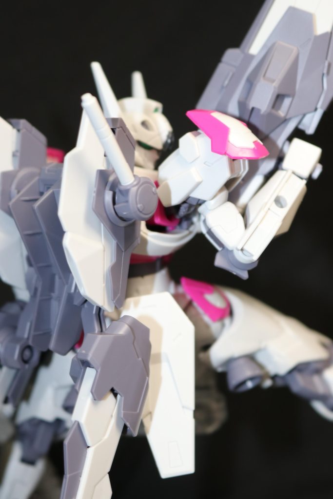 ボディ全体にビットを装備できるエアリアルと異なり、ビットを基本的に背面のバックパックに装備するという無理やり感をこれはこれでかっこいいです(gandam-hand2)