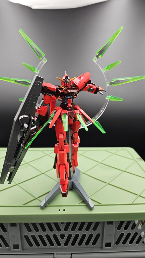 メタルビルド風ポーズ。ファンネルスタンドがうまい角度にセット出来ず、やむなく後ろに。