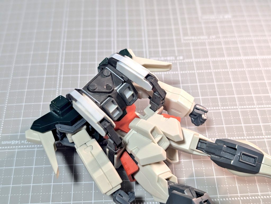 バックパックとアームは少し加工しました