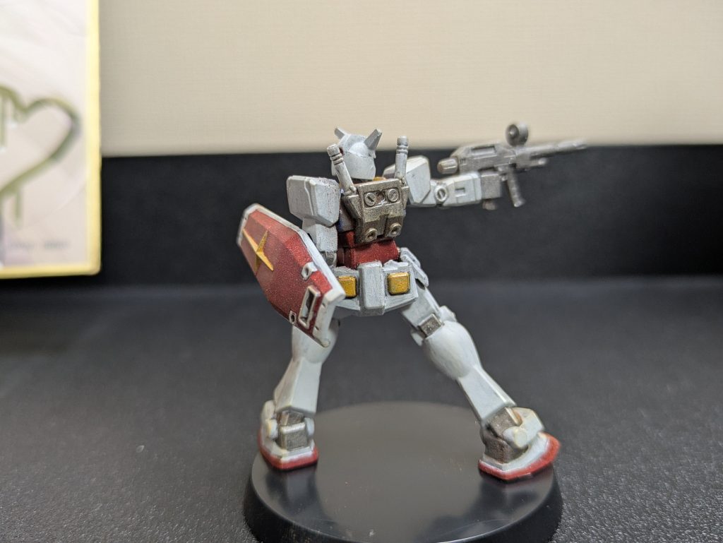 撮影中、盾の覗き穴にはみ出しを発見…（笑）