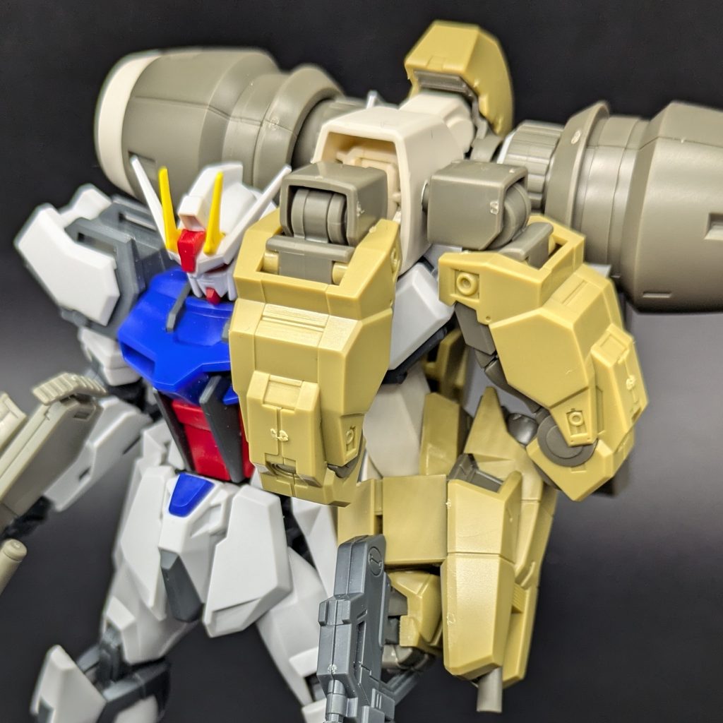 正直、腕だけ改造どころか1/144のカスタム自体がほぼ未経験なので、全く案が降りてこず！えぇい盛れ！とにかくカッコいいパーツを盛れ！とガチャガチャやってました。