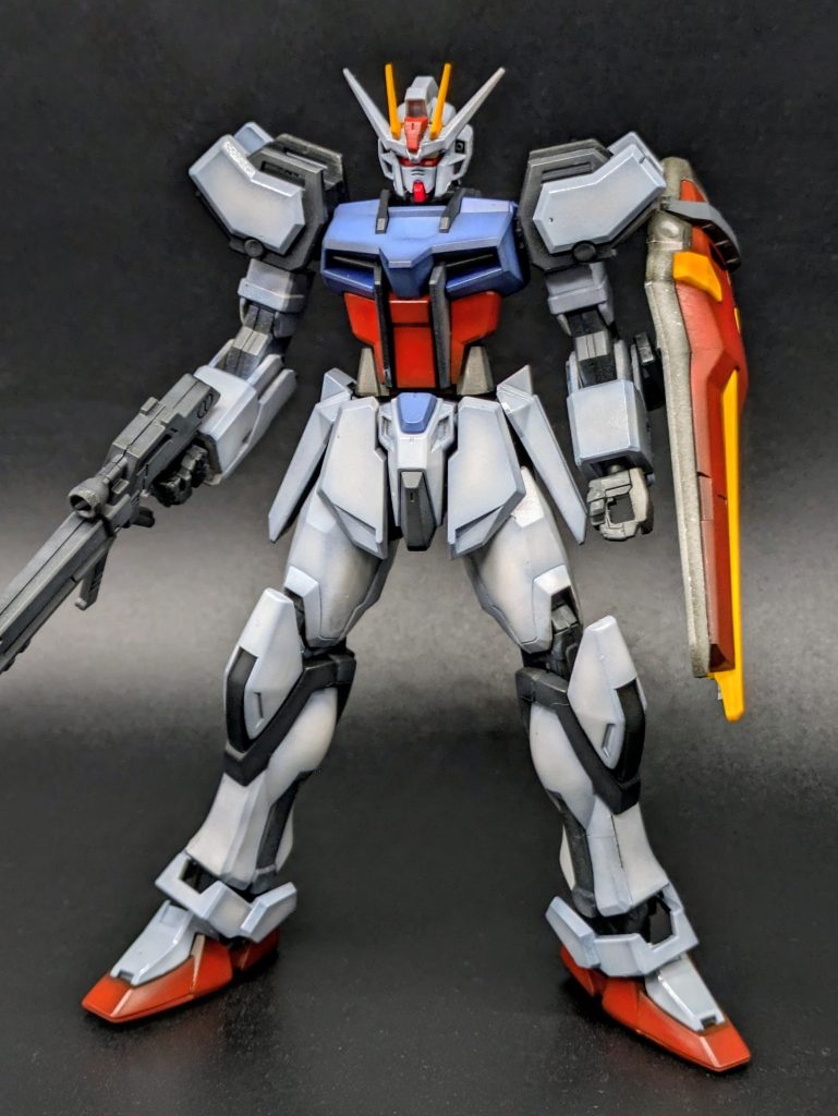 ストライク塗れた！と思ったら盾塗り忘れの瞬間。今回はEGであまりマッシブではないので、せめて重量を感じる方向に塗装。トリコロールの1/144全塗装とかめちゃくちゃ王道のはずなのに意外と経験少なく新鮮でした。