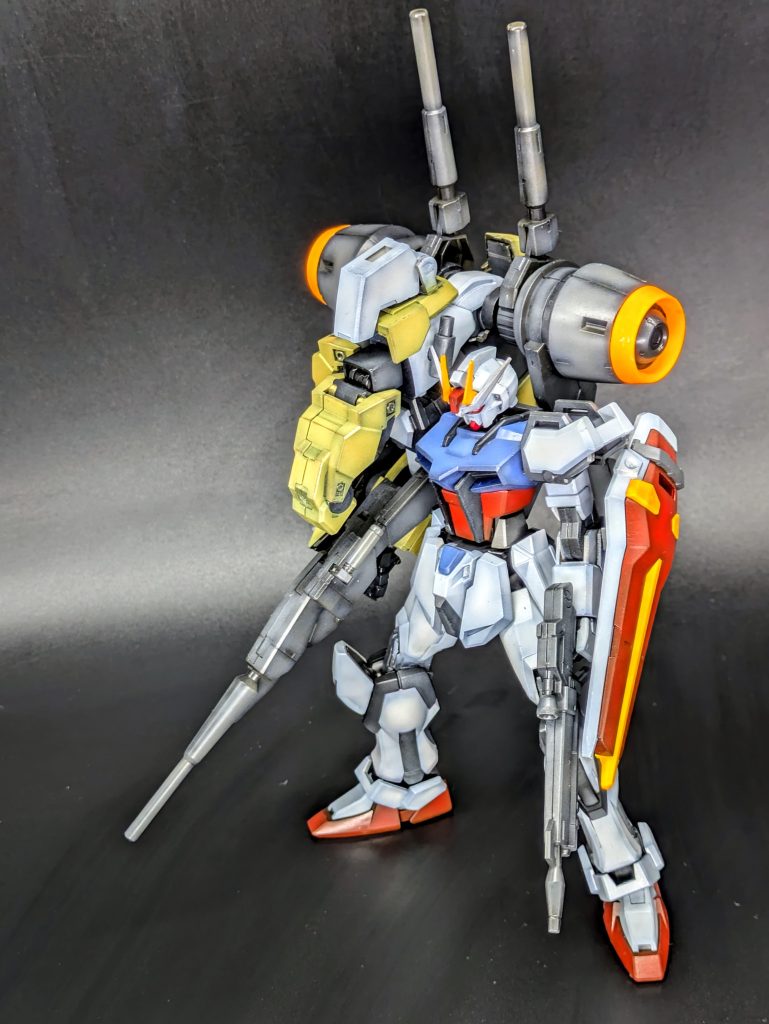 全身はこんな感じ。背負い物に見えますが全部肩から生えてます。笑エール・ソード・ランチャーに続く第4のシルエット。本来は機体全身に回すはずのエネルギーを腕と武装に集約しているため圧倒的火力を誇る。反面、右腕の高出力ライフルを安定して操作するには腕をパージして専用腕と換装する必要がある。