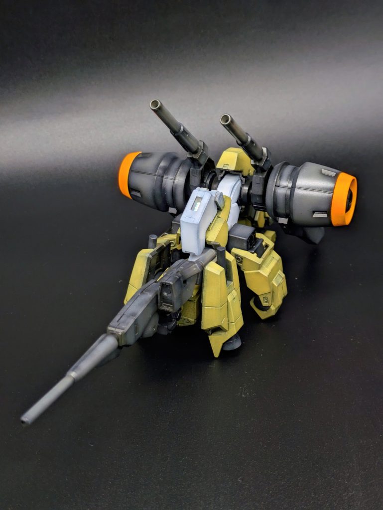 バーディングシルエット従来のシルエットはスカイグラスパーの運搬を前提としていたが、換装時に目立ち過ぎる、届けに行くの命がけなどの問題があった。バーディングシルエットは戦術AI「チュチュ」を搭載した自立多脚砲台として単独運用が可能。通信範囲内ではストライクからのリモートによる狙撃も可能のため、単機での挟撃、包囲突破など戦術の幅が大きく広がることとなった。