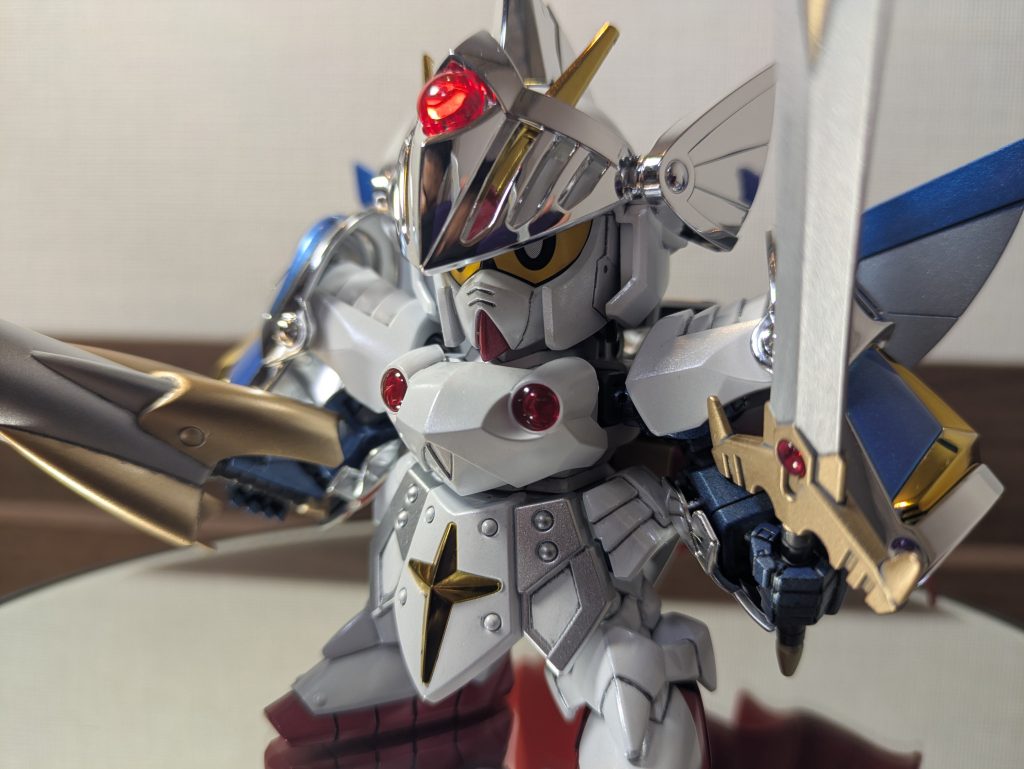 白→ホワイトの上にホワイトパール本体赤→メタリックレッドマント赤→モンザレッド銀→シルバー金→ゴールド青→色々混ぜて作ったメタリックブルー腕と鎧のメタリックブルーは同じ色ですが、下地色の違いでだいぶ変わってしまった…下地って大事!