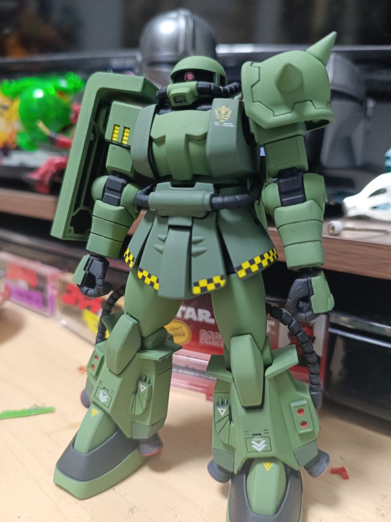 一般機はマツナガ機を塗装スカート周りのラインはデカールではなく、一度イエローに塗装してから1.5mm角にカットしたマスキングテープを貼ってから全体を黒サフにして仕上げた