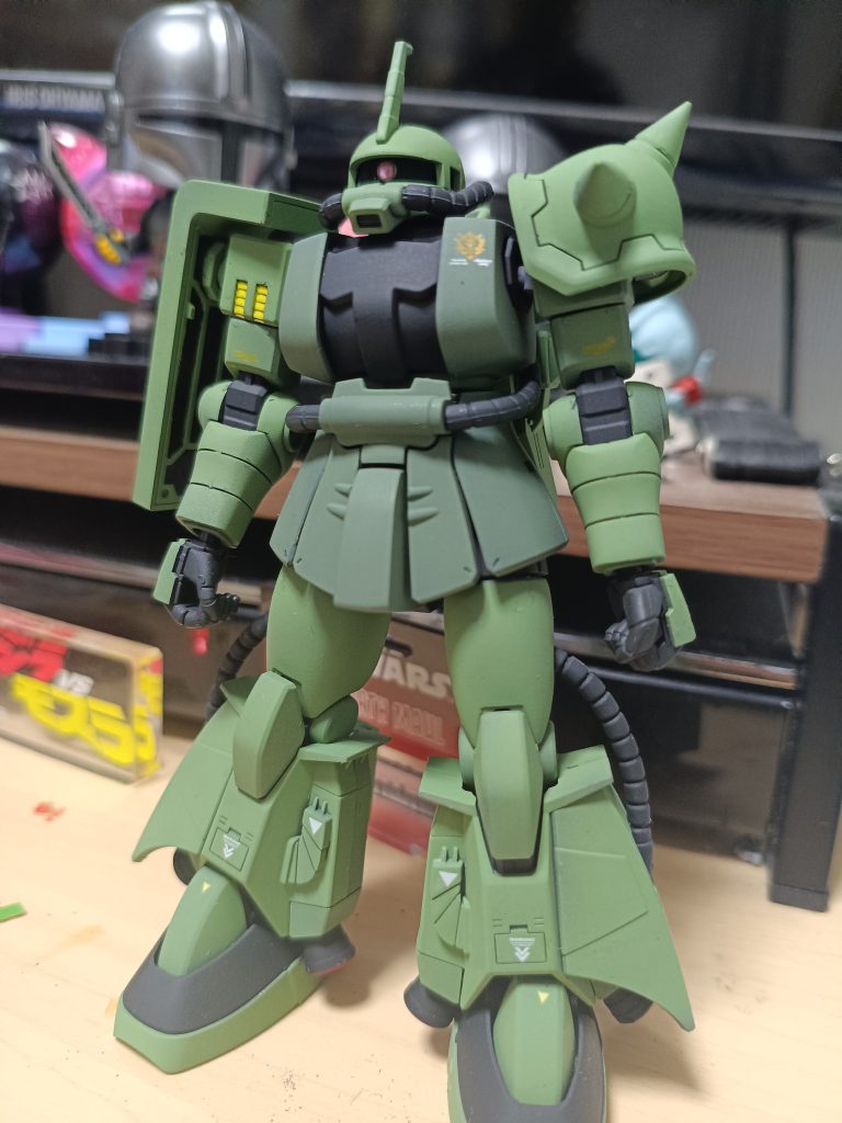 指揮官機はジョニーのR-2型を塗装右肩はマツナガ機のスリットの入ったもの変更 