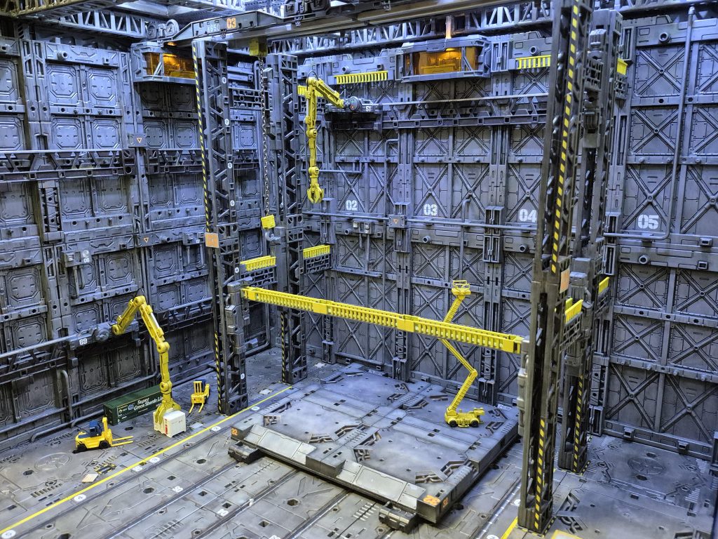 木枠と小物以外の100均材料は以下の通り。連結ディスプレイベース　×10連結ディスプレイベース用側面壁　×8連結ディスプレイベース用カタパルト　×6連結ディスプレイベース用司令室　×2連結ディスプレイベース用アーム　×2連結ディスプレイベース用クレーン　×1プチ電車シリーズ鉄橋　×1ミニチュア　コキ106形式　×2ミニチュア　トラスセット　×5アルティメットコンテナ　×2テープライト30LEDホワイト　×2LEDストリングライト　×1