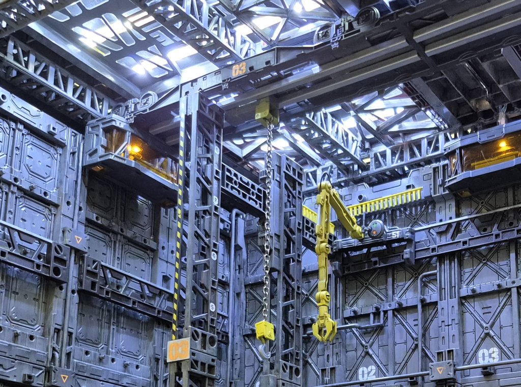 ミニチュアのコキ106形式×2を材料に天井クレーンを表現。