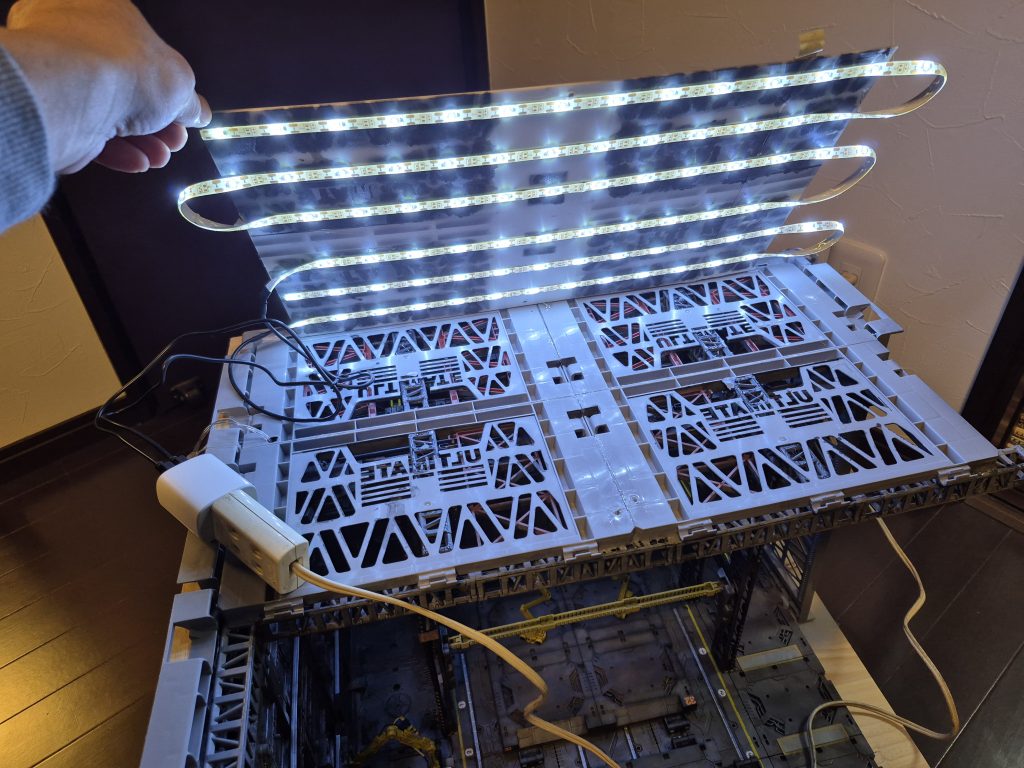 テープライト30LEDホワイト×2をプラ板に貼り付けて天井照明として表現。