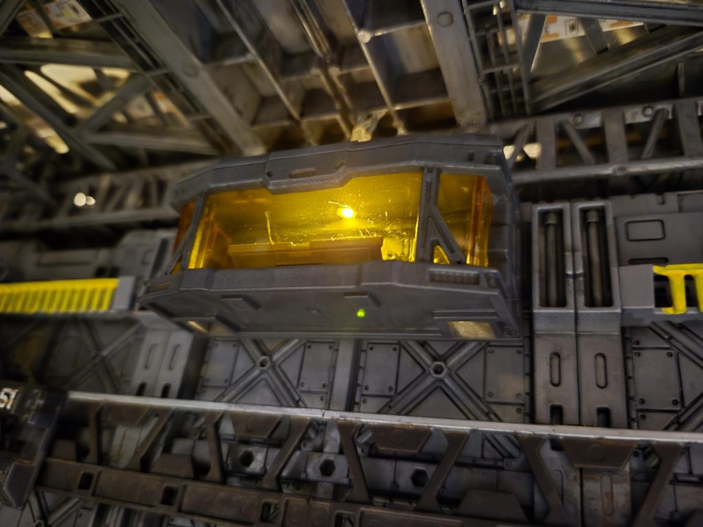 司令室と天井クレーン操縦席の照明はLEDストリングライト×1で表現。 