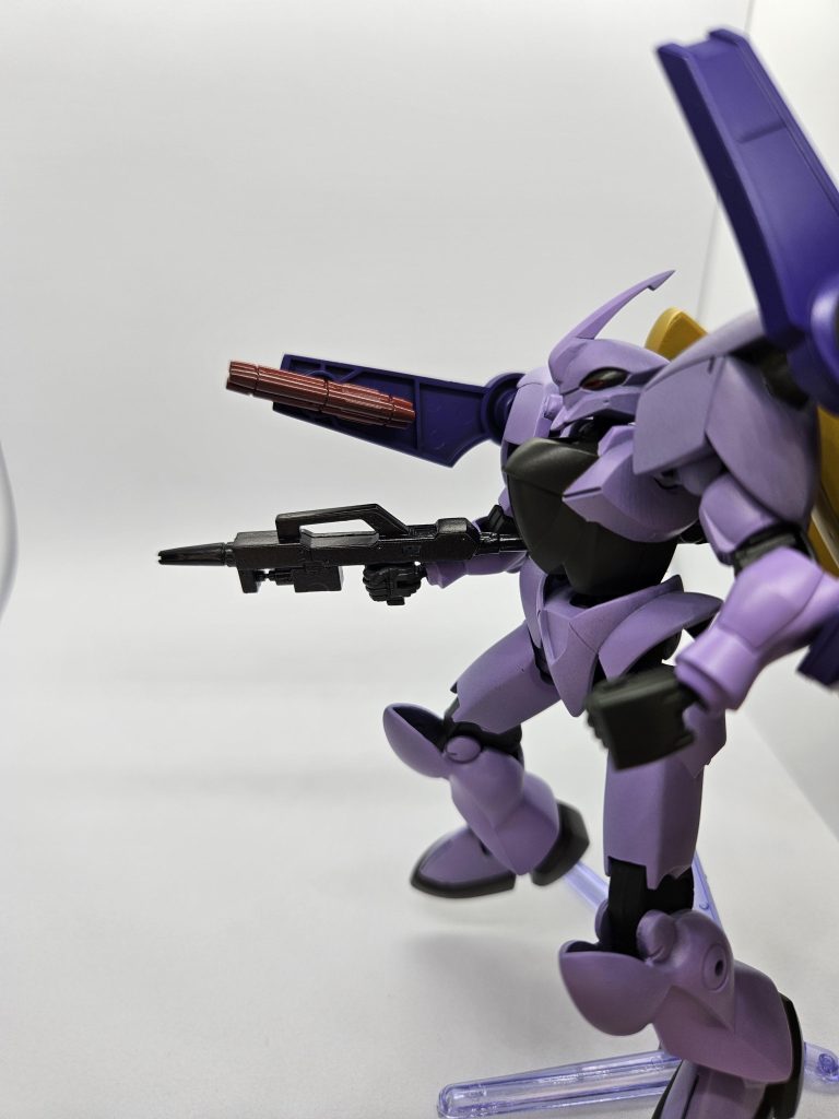 肩部シールド裏にミサイルとビームサーベルを搭載しています