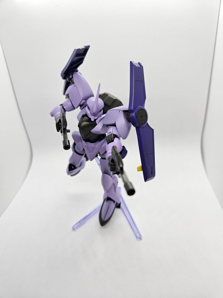 少し手を加えたハンドビームガンを構えた様子