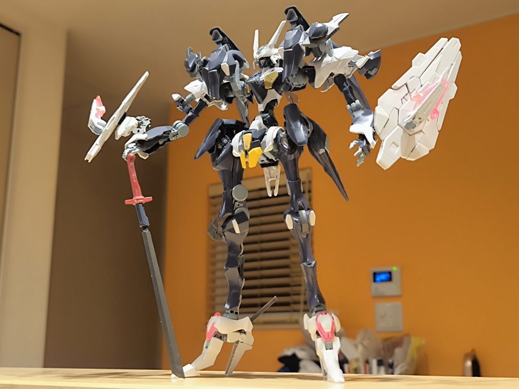 ファラクトのパーツで大まかなシルエットを構築して、ルブリスのパーツで各部を装飾した感じです