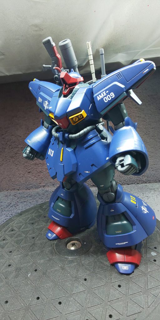  改修はエングレーブ部分の処理とビームライフルの取り付け、UC版でもやった頭部の十文字の上下を短縮、モノアイの可動化、あと分かりにくいですがUC版にはない腕の後ろの動力パイプ？も付けてます。 以下ポージング。 いざポーズをとるとあちこちポロポロ取れて大変でした😫