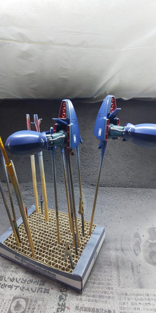 色はティターンズブルー2を単色で。運良く?他の部分とそれほど変わらない感じに収まりました。 ZZ版特有の腕の動力パイプ?はイフリートの頭部の動力パイプから拝借(前にイフリートばかり作っていたのでジャンク品はいっぱいある😆)し、ピンバイスで穴を開けて取り付けてます。