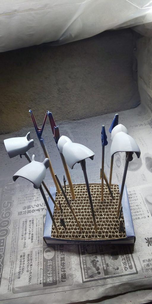 まずは腕のエングレーブの再度削り込み。前の写真にはあまり映ってない(というかあまりに雑だったので写さないようにしていた😓)ですが、エングレーブがうっすら残っていたのでやり直し。削ってはパテ盛り→サフ吹き付けて確認→再度削り込みを何度か繰り返して何とかここまで。