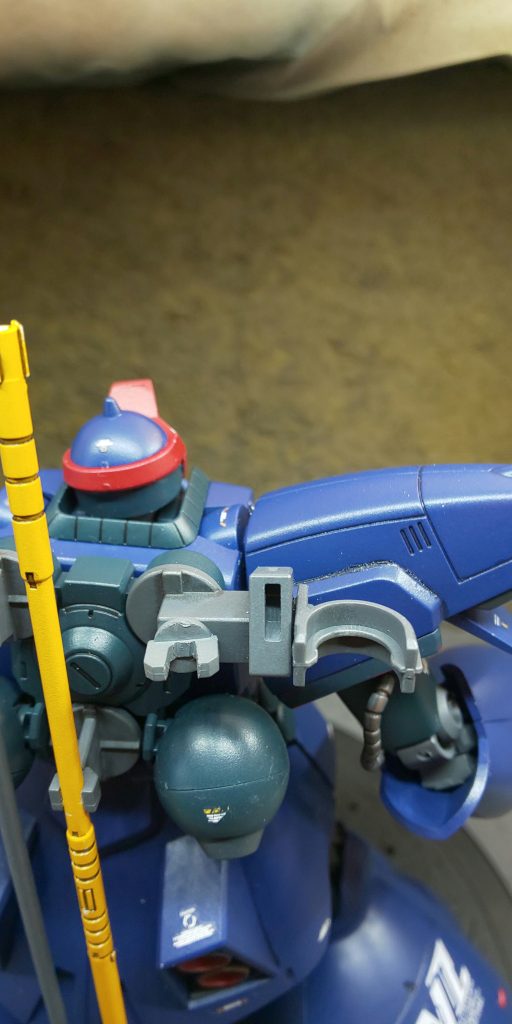 それとバズーカとビームライフルの装着位置の付け替え。前のままだとバズーカを構えた時にライフルがめちゃくちゃ邪魔だったので(いつも場当たり的に加工してしまう悪いクセ…)💦双方を入れ替えて装着出来るようにしました。 ライフルのホルダーは多分30㎜のオプションパーツから流用?バズーカのホルダーはケンプファーのバズーカホルダーを流用しそれぞれ接着してます。