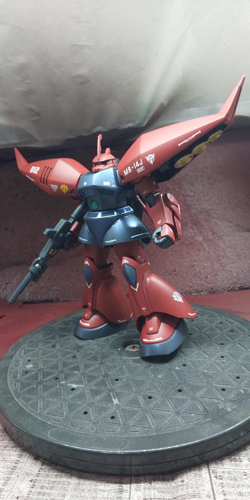  ベースがゲルググだからなのか、バックパックと肩アーマーとのバランスが上手く取れず、自立が難しいキットですね💦すぐに後ろに倒れそうになる😓