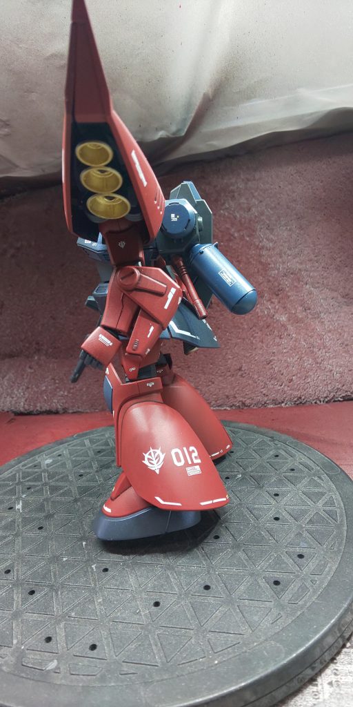  設定画だとメインカラーが赤と紺の2色だけだったので、関節やバックパック等配色を増やしてます。