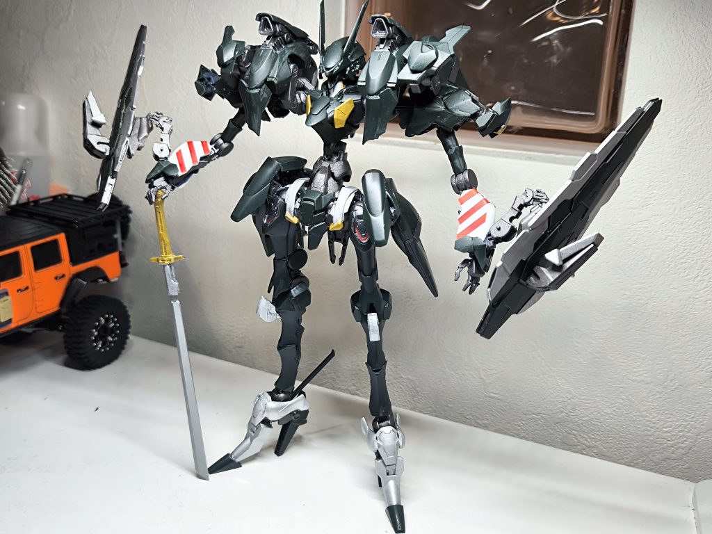 友人からルブリスの盾を頂いてダブルベイル化、剣はボークスIMSバッシュのモノを拝借塗装はメインにダークグリーン、フレーム焼鉄色、他シルバー、ゴールド、ホワイト。全て水性ホビーカラーの筆塗り、つや消し仕上げです