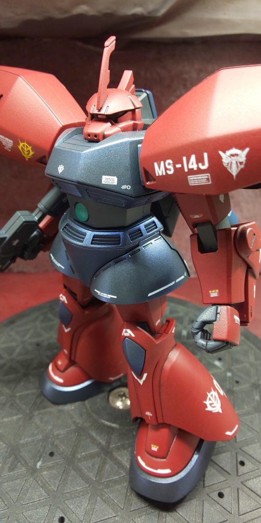  メインの赤はあずき色、胴体はメタリック調にしたくて連邦系グレーの上にクレオスのパール色サファイアブルーを吹いて、光の当たり方で青く光るようにしてみました。腰部分が分かりやすいかと思います。 トップコートは赤部分はつや消し、胴体は半光沢です。 以下ポージング。