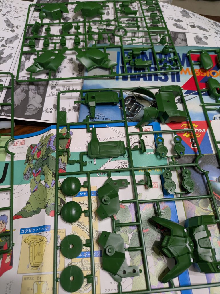 旧キットの方です。ドライセンが何色か色分けされていましたが、単色でした。武器も同色です。あれ、旧キットにビームサーベル付いてたっけ?