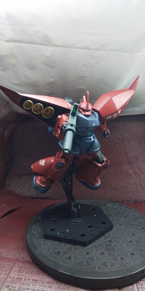  前は完成したらある程度ポージングをあれこれ動かしているのが楽しかったのですが、今は動かすとあちこち塗装やデカールが剥がれたりポロポロとパーツが取れたりするので、必要以上に動かしたくない気持ちが半分😅