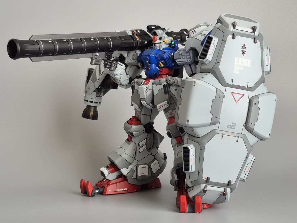 アトミック・バズーカは肩アーマーからバックパックに接続箇所を変更。それに伴いバズーカの接続軸の位置も移動しています。 