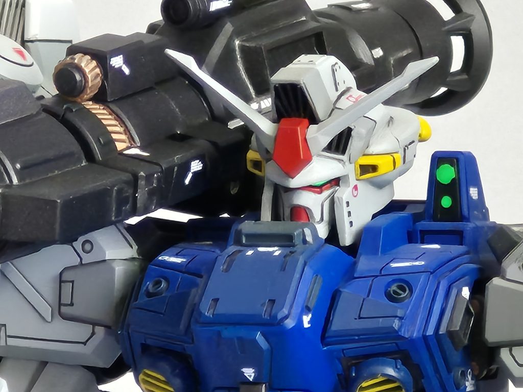 額のダクトフィンはプラ板で作り直し、後頭部もパテ盛り整形しています。