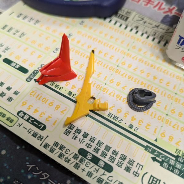 量産型バウが再販されましたが、私の地元にも入荷はあったようですが、既に棚に穴が空いていました。今日の入荷はなかったのかな?と思いましたが、当日発売の他の商品が入荷されているので売り切れたと判断するのか妥当でしょう。 恐らく4〜6個位の入荷だったのでしょう。20時にお店に到着では勝負あったということなのでしょう。サラリーマンには厳しいです。もちろん過去に手にしたことがないわけではないのですが、ほぼ違う色に塗り直しているので、緑の量産機仕様で今回作ろうと思ったのですのがどうにもなりません。ストックも無いし、どうしても欲しかったので、オークションや割高なお店を探してしまいました。だいたい相場は3,000円超でした。定価プラス千円までは、昨今の市場からは仕方がないのかな?と思い、金曜日の夜の会社帰りに某中古屋に立ち寄りました。量産型バウは置いてありませんでしたが、グレミーバウがありましたので、値段を確認。3つあって全部税込2,500円でした。三十分位悩み(悩み過ぎ?)、ついに禁断の果実に手を出してしまいました。転売屋の手のひらで踊らせられてしまいました。ちなみにお店の方に買取価格を聞いたところ、1,200円でした。今の定価が1,500円なので転売しても元本割れですから旨味はないのでしょう。この店が良心的な方なのかもしれませんが、プラス千円は今回の許容範囲だったので、自分への言い訳として購入しました。箱にバンダイナムコの表記の無いものを選びました。売った方も多分転売目的ではなく、何らかの事情があった為、手放したのかな?と解釈することにしました。最近競馬の調子も良いので自分へのご褒美ということで…。自己弁護します(爆)さて、キットの方ですが、何度も作ったことがあるので、定番のところだけウプします。黄色のトサカの丸い箇所と、頭部のうなじみたいな所を少し切り込んであげると後ハメ加工ができます。バウ作る上では定番かと思うので、これから作られる方は参考にしていただければ、と思います。ガルスJの塗料で塗ろうかと思いましたが、少し緑の具合を変えてみようかな?と思います。早ければ次の連休で完成させたいです。肉抜き埋めは足裏とカカトの方をやりました。翼の所にも肉抜き穴っぽいのがありますが、ここは空力抵抗上、仕方ない部分というイメージで手入れません。(いい言い訳ができたw) (2枚目)