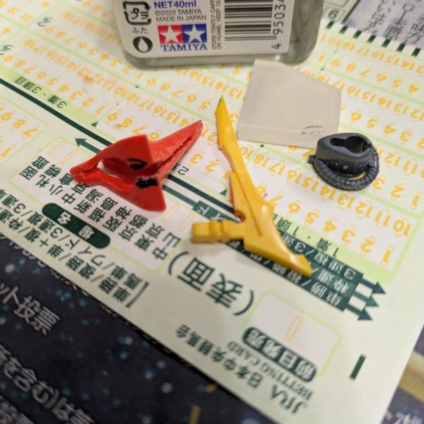 量産型バウが再販されましたが、私の地元にも入荷はあったようですが、既に棚に穴が空いていました。今日の入荷はなかったのかな?と思いましたが、当日発売の他の商品が入荷されているので売り切れたと判断するのか妥当でしょう。 恐らく4〜6個位の入荷だったのでしょう。20時にお店に到着では勝負あったということなのでしょう。サラリーマンには厳しいです。もちろん過去に手にしたことがないわけではないのですが、ほぼ違う色に塗り直しているので、緑の量産機仕様で今回作ろうと思ったのですのがどうにもなりません。ストックも無いし、どうしても欲しかったので、オークションや割高なお店を探してしまいました。だいたい相場は3,000円超でした。定価プラス千円までは、昨今の市場からは仕方がないのかな?と思い、金曜日の夜の会社帰りに某中古屋に立ち寄りました。量産型バウは置いてありませんでしたが、グレミーバウがありましたので、値段を確認。3つあって全部税込2,500円でした。三十分位悩み(悩み過ぎ?)、ついに禁断の果実に手を出してしまいました。転売屋の手のひらで踊らせられてしまいました。ちなみにお店の方に買取価格を聞いたところ、1,200円でした。今の定価が1,500円なので転売しても元本割れですから旨味はないのでしょう。この店が良心的な方なのかもしれませんが、プラス千円は今回の許容範囲だったので、自分への言い訳として購入しました。箱にバンダイナムコの表記の無いものを選びました。売った方も多分転売目的ではなく、何らかの事情があった為、手放したのかな?と解釈することにしました。最近競馬の調子も良いので自分へのご褒美ということで…。自己弁護します(爆)さて、キットの方ですが、何度も作ったことがあるので、定番のところだけウプします。黄色のトサカの丸い箇所と、頭部のうなじみたいな所を少し切り込んであげると後ハメ加工ができます。バウ作る上では定番かと思うので、これから作られる方は参考にしていただければ、と思います。ガルスJの塗料で塗ろうかと思いましたが、少し緑の具合を変えてみようかな?と思います。早ければ次の連休で完成させたいです。肉抜き埋めは足裏とカカトの方をやりました。翼の所にも肉抜き穴っぽいのがありますが、ここは空力抵抗上、仕方ない部分というイメージで手入れません。(いい言い訳ができたw) (3枚目)