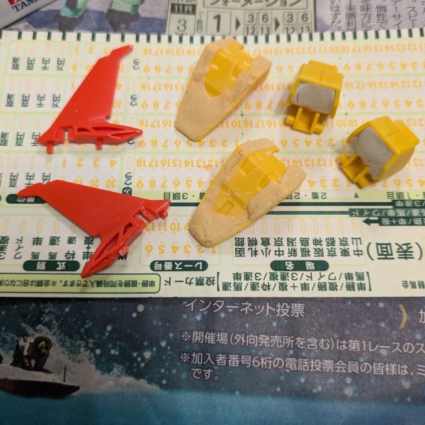 量産型バウが再販されましたが、私の地元にも入荷はあったようですが、既に棚に穴が空いていました。今日の入荷はなかったのかな?と思いましたが、当日発売の他の商品が入荷されているので売り切れたと判断するのか妥当でしょう。 恐らく4〜6個位の入荷だったのでしょう。20時にお店に到着では勝負あったということなのでしょう。サラリーマンには厳しいです。もちろん過去に手にしたことがないわけではないのですが、ほぼ違う色に塗り直しているので、緑の量産機仕様で今回作ろうと思ったのですのがどうにもなりません。ストックも無いし、どうしても欲しかったので、オークションや割高なお店を探してしまいました。だいたい相場は3,000円超でした。定価プラス千円までは、昨今の市場からは仕方がないのかな?と思い、金曜日の夜の会社帰りに某中古屋に立ち寄りました。量産型バウは置いてありませんでしたが、グレミーバウがありましたので、値段を確認。3つあって全部税込2,500円でした。三十分位悩み(悩み過ぎ?)、ついに禁断の果実に手を出してしまいました。転売屋の手のひらで踊らせられてしまいました。ちなみにお店の方に買取価格を聞いたところ、1,200円でした。今の定価が1,500円なので転売しても元本割れですから旨味はないのでしょう。この店が良心的な方なのかもしれませんが、プラス千円は今回の許容範囲だったので、自分への言い訳として購入しました。箱にバンダイナムコの表記の無いものを選びました。売った方も多分転売目的ではなく、何らかの事情があった為、手放したのかな?と解釈することにしました。最近競馬の調子も良いので自分へのご褒美ということで…。自己弁護します(爆)さて、キットの方ですが、何度も作ったことがあるので、定番のところだけウプします。黄色のトサカの丸い箇所と、頭部のうなじみたいな所を少し切り込んであげると後ハメ加工ができます。バウ作る上では定番かと思うので、これから作られる方は参考にしていただければ、と思います。ガルスJの塗料で塗ろうかと思いましたが、少し緑の具合を変えてみようかな?と思います。早ければ次の連休で完成させたいです。肉抜き埋めは足裏とカカトの方をやりました。翼の所にも肉抜き穴っぽいのがありますが、ここは空力抵抗上、仕方ない部分というイメージで手入れません。(いい言い訳ができたw) (4枚目)