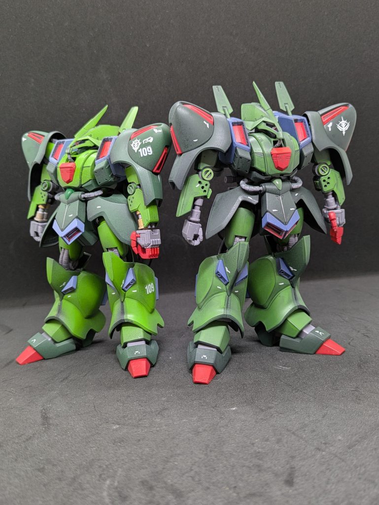 左が一般機、右がマシュマー機という設定です。キットには文句ないです。(ポリキャップって最近ないのですね)ガルスってこんなにカッコよかったんだ〜と再認識させてくれました。エネルギーガン(ビームライフルではないw)とビームサーベルが付属します。作ってみて思ったのですが、武器がない方がかっこいい、ということで、武器は持たせていません。ビームサーベルの収納場所が初めて披露された気がします。脛部は合わせ目を活かす(?)段落ちにしました。