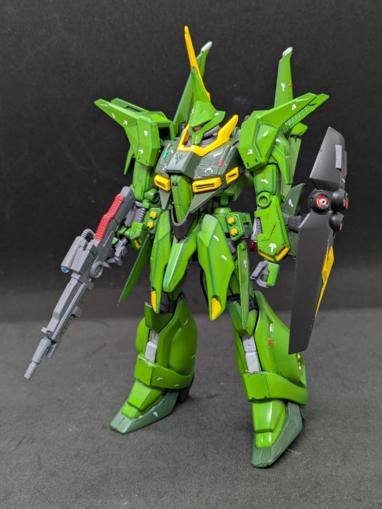 量産型バウが買えなかったので、中古で買ったグレミー機を緑で塗装することにー。キット自体はグレミー機も量産機も違いはありませんが、強いていえばココが違います。（「龍飛」のシールはどちらにも付属します）①箱絵が違う。②取説の機体解説が違う。（厳密にいうと登場シーンの紹介が違います）③付属のモノアイシールの色が違う。グレミー機は緑。量産型はピンク。※ユニコーン版ではモノアイは緑。塗装する人にはどっちでも関係ないと思います。説明書のコレクターの方は気にされた方が良いでしょう。