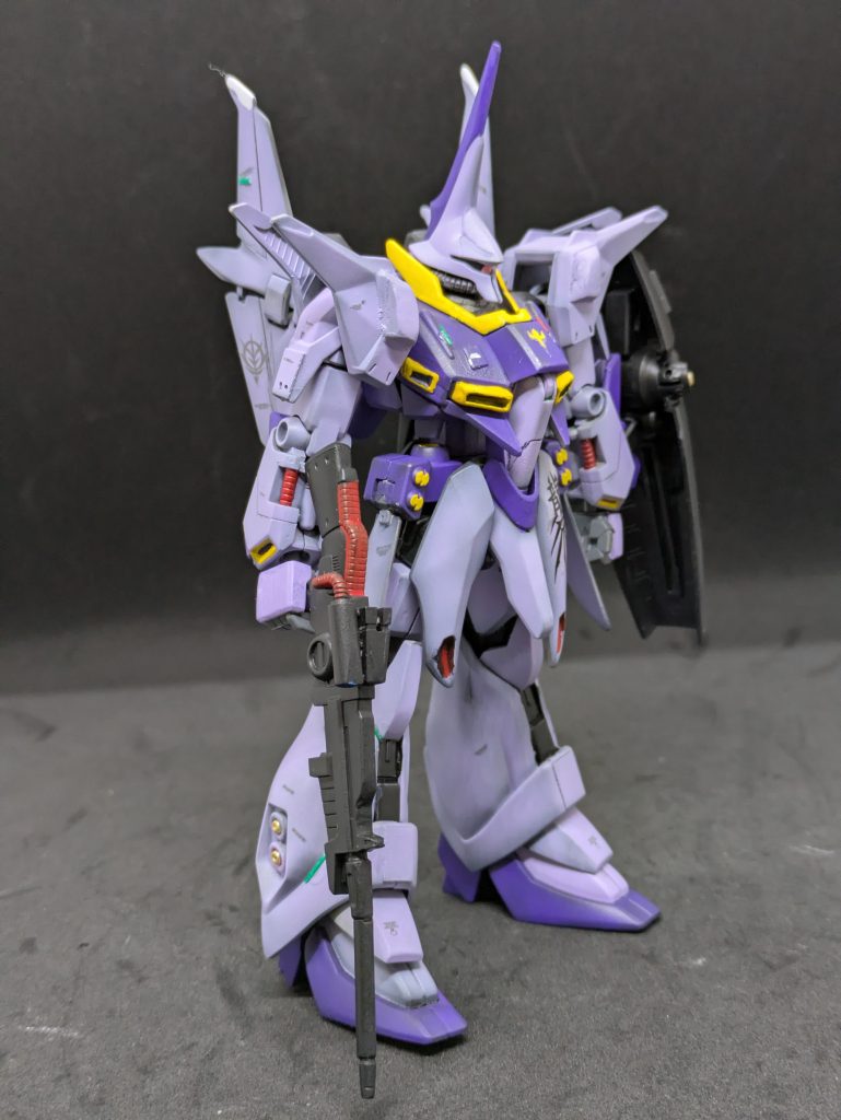 グレミー・トトの肝入りで開発されたバウであったが、コンセプトである分離・変形機構以外は十分な性能を発揮していたが、ミノフスキー粒子化では分離後の操作が難航していた。変形機構をオミットするように打診をするが、グレミーからは分離・変形は必須であるとの強い要請があり、無線誘導、慣性誘導装置の試行を続け、ようやく要望通りの機能を装備することに成功する。