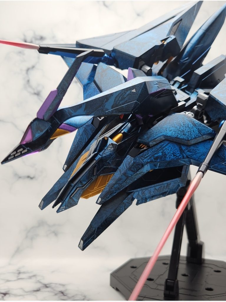 ラップ塗装をしたフライトユニット。初めてなので最初は感覚が掴めずでしたが、土台部分で練習出来たので、本体は落ち着いて作業ができました。