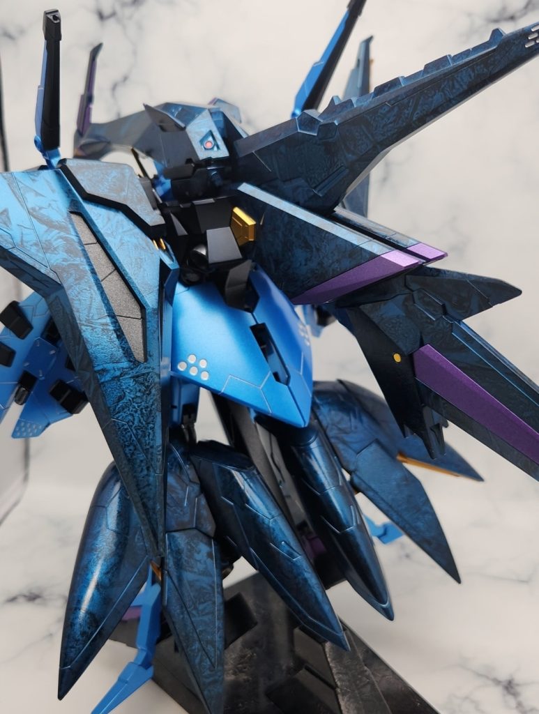 GXディープクリアブルーがいい仕事してくれました。メタルブルーとの差もちゃんとありつつ統一感が出せたと思います。土台のラップ塗装は無色クリアの後、研いでコンパウンドで磨いてツルツルです。本体はモールドや形が複雑で、研ぎを断念したかわりに、表面を溶かすイメージで希釈率高めにクリア噴いて光沢を出しました。(ボコボコから少しマシになる程度ですが、、、)