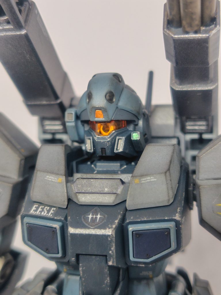 バイザー内のカメラアイはシャインシルバー。バルカンポッドのセンサーはルミナスメタグリーン。